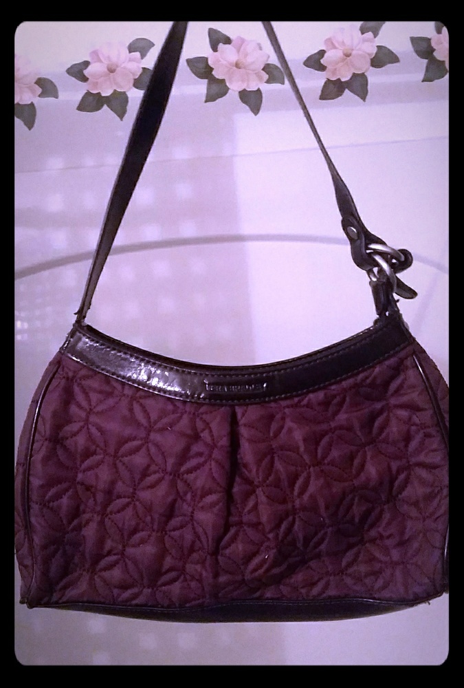 Lovely Vera Bradley plum shoulder bag.